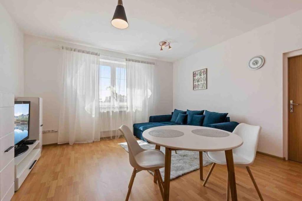 Modern & Cozy Apartment Near Hockey & Football Arena Братислава Екстер'єр фото